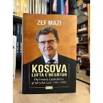 Buchcover mit Porträt und Titel in albanischer Sprache. Im Hintergrund sind Bücher zu sehen.
