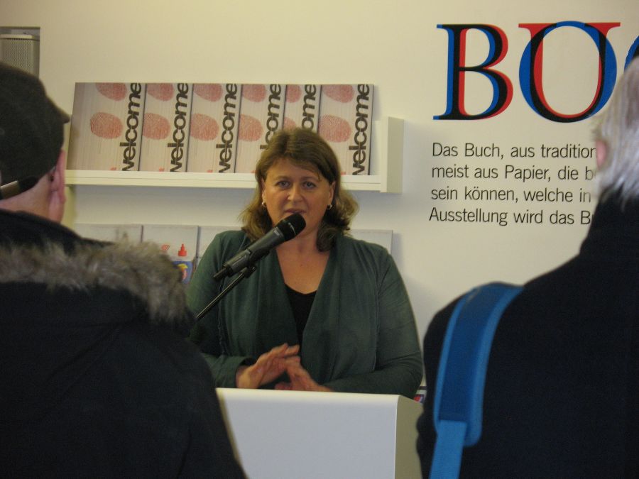 Bibliotheksleiterin Mag.a Katharina Kocher-Lichem eröffnete die Ausstellung