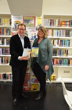 Kulturlandesrat Dr. Christian Buchmann und Bibliotheksleiterin Mag.a Katharina Kocher-Lichem