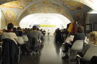 Schreibzeitlesende und das Publikum bei der Präsentation der Erstdruck-Werke im Veranstaltungssaal der Steiermärkischen Landesbibliothek.