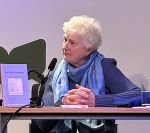 Es zeigt Elisabeth Frischauf sitzend an einem Tisch 