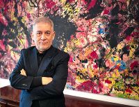 Autor Fate Velaj mit verschränkten Armen