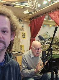 Ein Mann sitzt vor einem Mikrofon