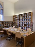 Lesesaal mit umfangreicher Zeitschriftenauswahl. Schreibtische bieten Platz zum Lesen und Arbeiten.