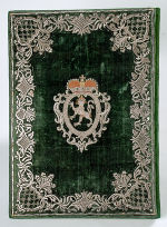 Buch mit grünem Bezug und aufwändigem silberfarbenen Wappenmotiv.