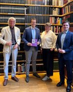 LR Karlheinz Kornäusl (2.v.l.) bei der Buchpräsentation mit Bibliotheksleiterin Katharina Kocher-Lichem, Herausgeber Wulfhard Stahl und Erkan Osmanović vom Leykam Universitätsverlag in der Landesbibliothek (v.l.). © Land Steiermark