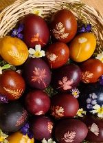 Ostereier gefärbt mit Naturfarben und Gräser- bzw. Blumenmustern. 