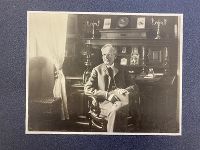 Peter Rosegger sitzend in seinem Arbeitszimmer