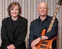 Marion Mitterhammer und Willi Langer mit E-Bass