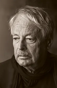 Porträt von Herrn Slobodan Šnajder mit grauen Haaren, Schnurrbart und dunklem Schal in Sepia-Optik.