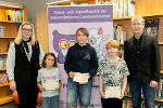 Zwei erwachsene Personen und drei Kinder im Kinder- und Jugendbereich der Steiermärkischen Landesbibliothek.