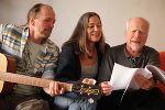 ... setzen Dorothee Steinbauer & Wolfgang Dobrowsky "... UND AUF AHMOI" in Szene (v.l.n.r.). © Steinbauer & Dobrowsky (alle) ... setzen Dorothee Steinbauer & Wolfgang Dobrowsky "... UND AUF AHMOI" in Szene (v.l.n.r.).