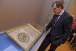Kulturlandesrat Christian Buchmann vor dem "Aequatorium omnis generis horarum", dem Sternenhöhenmesser des Mathematikers Hieronymus Lauterbach. © UMJ/Lackner Kulturlandesrat Christian Buchmann vor dem "Aequatorium omnis generis horarum", dem Sternenhöhenmesser des Mathematikers Hieronymus Lauterbach.