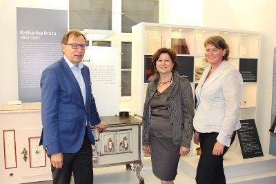 Kulturlandesrat Dr. Christian Buchmann mit der Leiterin der Steiermärkischen Landesbibliothek Mag. Katharina Kocher-Lichem und der Ausstellungskuratorin Dr. Ulrike Habjan