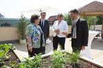 GRin Sissi Potzinger, LR Christopher Drexler, Katharina Kocher-Lichem und Andreas Kögler bei der Besichtigung des wiedereröffneten Pflegeheims in der Peter Roseggerstraße in Graz