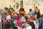 Die Kinder lauschen den Geschichten von Fred Ohenhen © LB