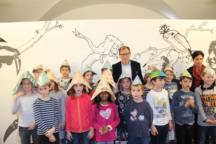 Kulturlandesrat Dr. Christian Buchmann und die „Sunshine Singers“, Chor – und Theatergruppe der VS Odilien