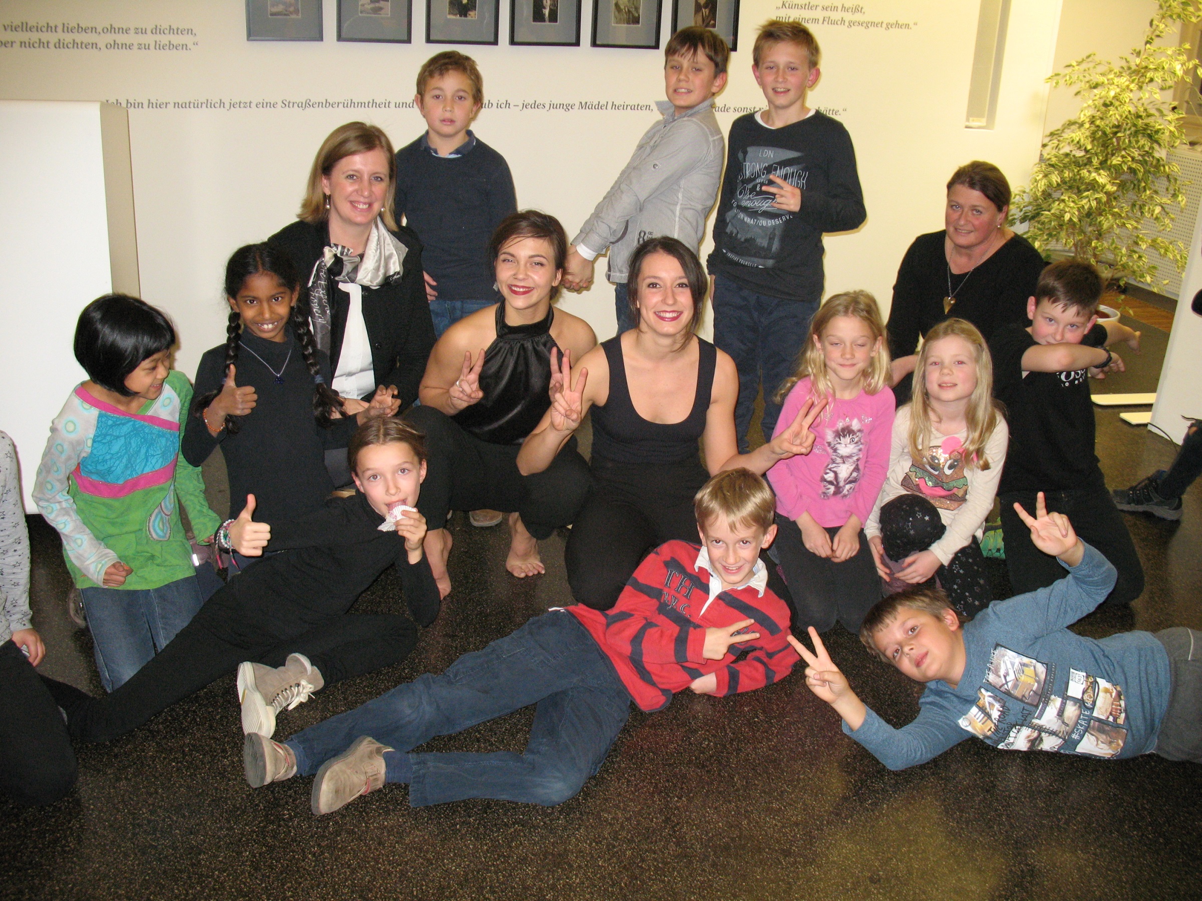 Landesrätin Barbara Eibinger-Miedl, Leiterin der Landesbibliothek Katharina Kocher-Lichem mit den Sunshine Singer der VS Odilien, sowie den Tänzerinnen der Lathian Dance Group.