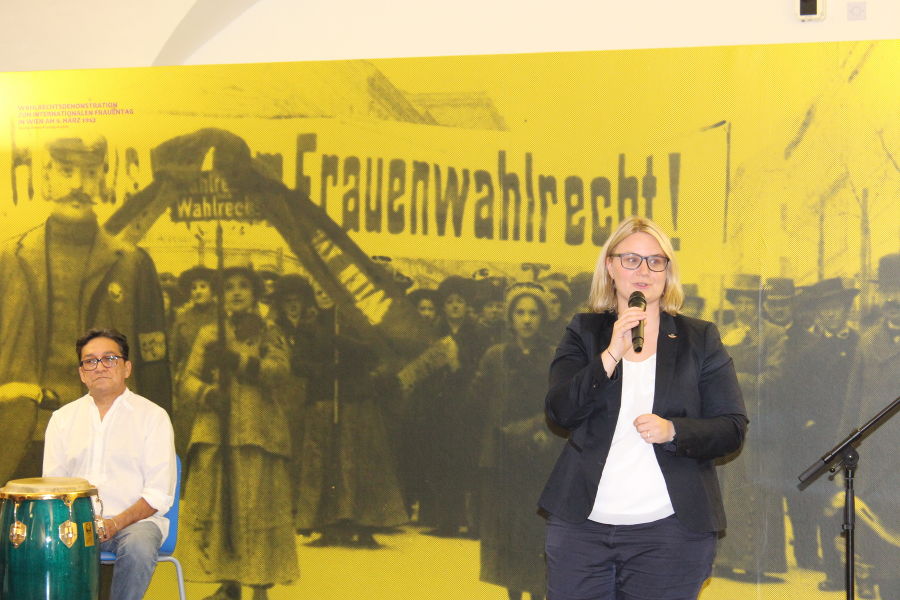 Nationalratsabgeordnete Martina Kaufmann eröffnete die Veranstaltung und unterstrich die Bedeutung des Lesens für junge Menschen.