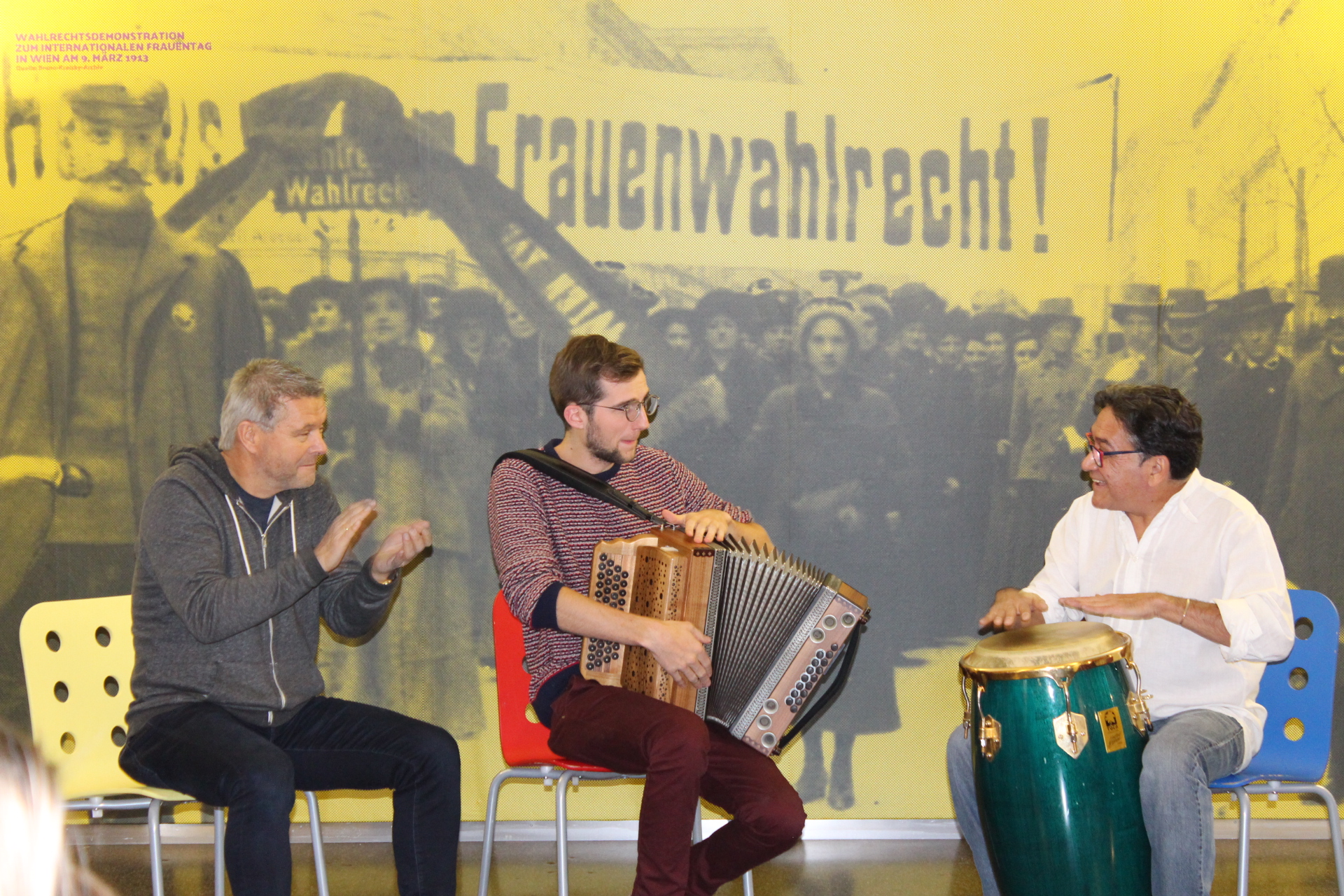 Percussion-Gruppe unter der Leitung von Günter Meinhard (li.)