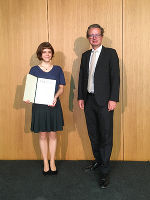 Lara Schönbacher (1. Preis, vorwissenschaftliche Arbeit) vom BG/BRG Pestalozzi) mit Landesrat Christopher Drexler. © Bilder: Land Steiermark; Verwendung bei Quellenangabe honorarfrei Lara Schönbacher (1. Preis, vorwissenschaftliche Arbeit) vom BG/BRG Pestalozzi) mit Landesrat Christopher Drexler.