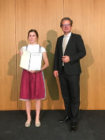 Anna Rettenwender (1. Preis, Diplomarbeiten) aus der Ski-Akademie Schladming mit Landesrat Christopher Drexler. Anna Rettenwender (1. Preis, Diplomarbeiten) aus der Ski-Akademie Schladming mit Landesrat Christopher Drexler.