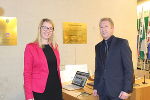 Die slowenische Ministerin Helena Jaklitsch und Markus Kostajnsek von der Landesbibliothek. © LB