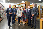 LH Christopher Drexler, Minister Matej Arčon, Landesbibliothek-Direktorin Katharina Kocher-Lichem, Susanne Weitlaner (Leiterin des Art-VII-Kulturverein für Steiermark), Botschafter Aleksander Geržina und Aljaž Arih vom Slowenischen Kulturinformationszentrum (v.l.) bei der Jubiläumsfeier