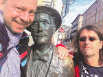 Martin G. Wanko (links) und Mike Markart (mit James Joyce in ihrer Mitte)