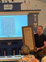Markus Kostajnsek zeigt die Schreibkalender aus dem Tresor der Steiermärkischen Landesbibliothek