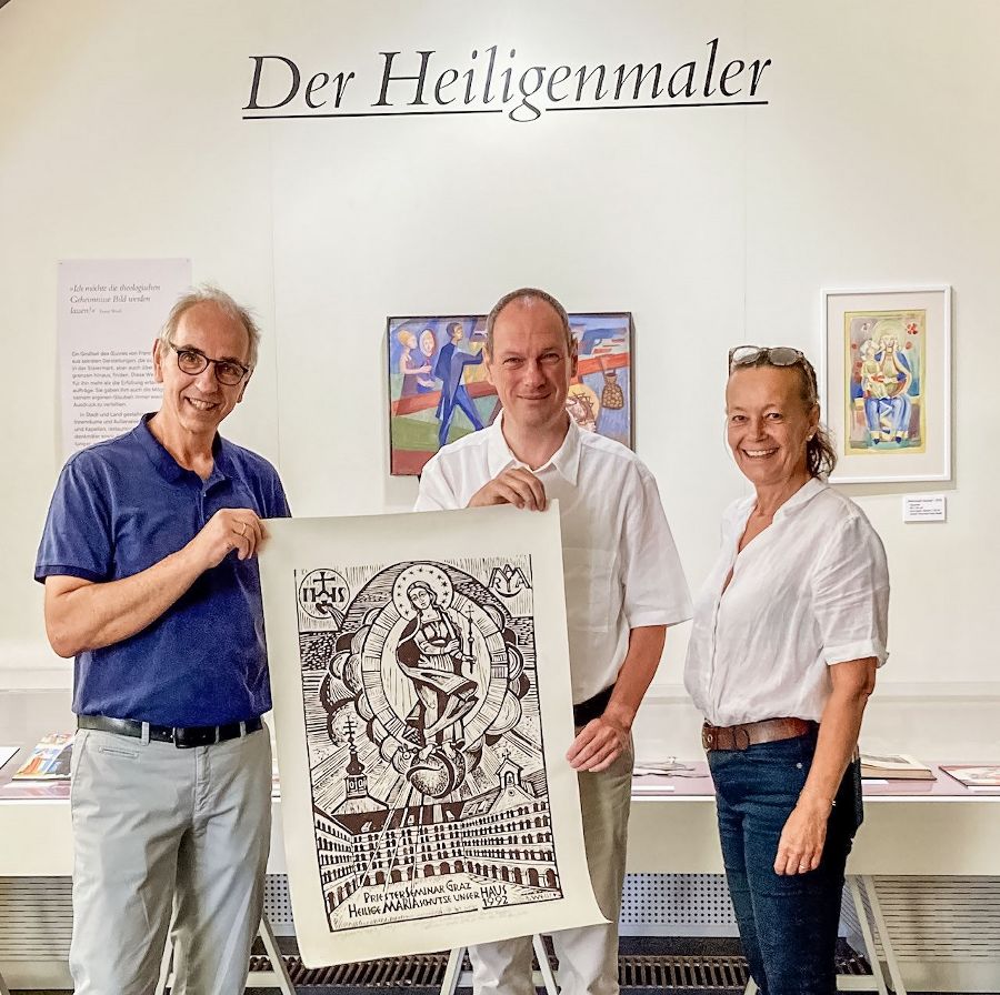 v.l.n.r.: Wolfgang Croce, Stadtpfarrpropst Pristavec und Kuratorin Primas bei der Überreichung des Abzugs des Holzschnittes von Franz Weiß v.l.n.r.: Wolfgang Croce, Stadtpfarrpropst Pristavec und Kuratorin Primas bei der Überreichung des Abzugs des Holzschnittes von Franz Weiß