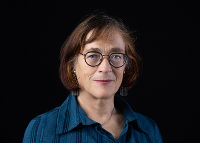 Das Bild zeigt Frau Korun, die eine Brille trägt