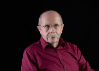 Das Bild zeigt Herrn Dekleva, ein Mann mit Brille und Bart